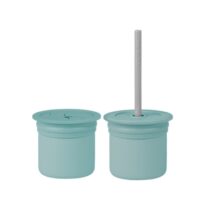 Este produto é da marca MinikoiOi, é da cor Aqua Green Powder Grey. É um prático e moderno porta-snacks, ideal para transportar snacks e lanches para qualquer lugar. É feito de material resistente e tem um design moderno e elegante.