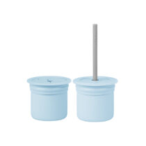 Este produto é da marca MinikoiOi, na cor Powder Grey. É um sistema de alimentação para bebés, que permite servir sopas, purés e outros alimentos líquidos. É ideal para alimentar o bebé de forma saudável e segura.