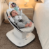 Este produto é da marca 4Moms e é da cor cinzenta. É um baloiço Mamaroo 5.4, que ajuda a acalmar e divertir o bebé com movimentos suaves e sons relaxantes.