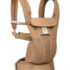 Mochila Portabebé Ergobaby Omni Breeze na cor marrom camelo, projetada para conforto e suporte ao carregar bebés.