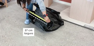 O Carrinho de bebé Britax Romer Rio, fechado tem 57cm de largura