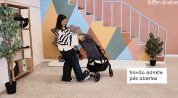 O carrinho de bebe Maxi-Cosi Soho tem um travão de pés abertos